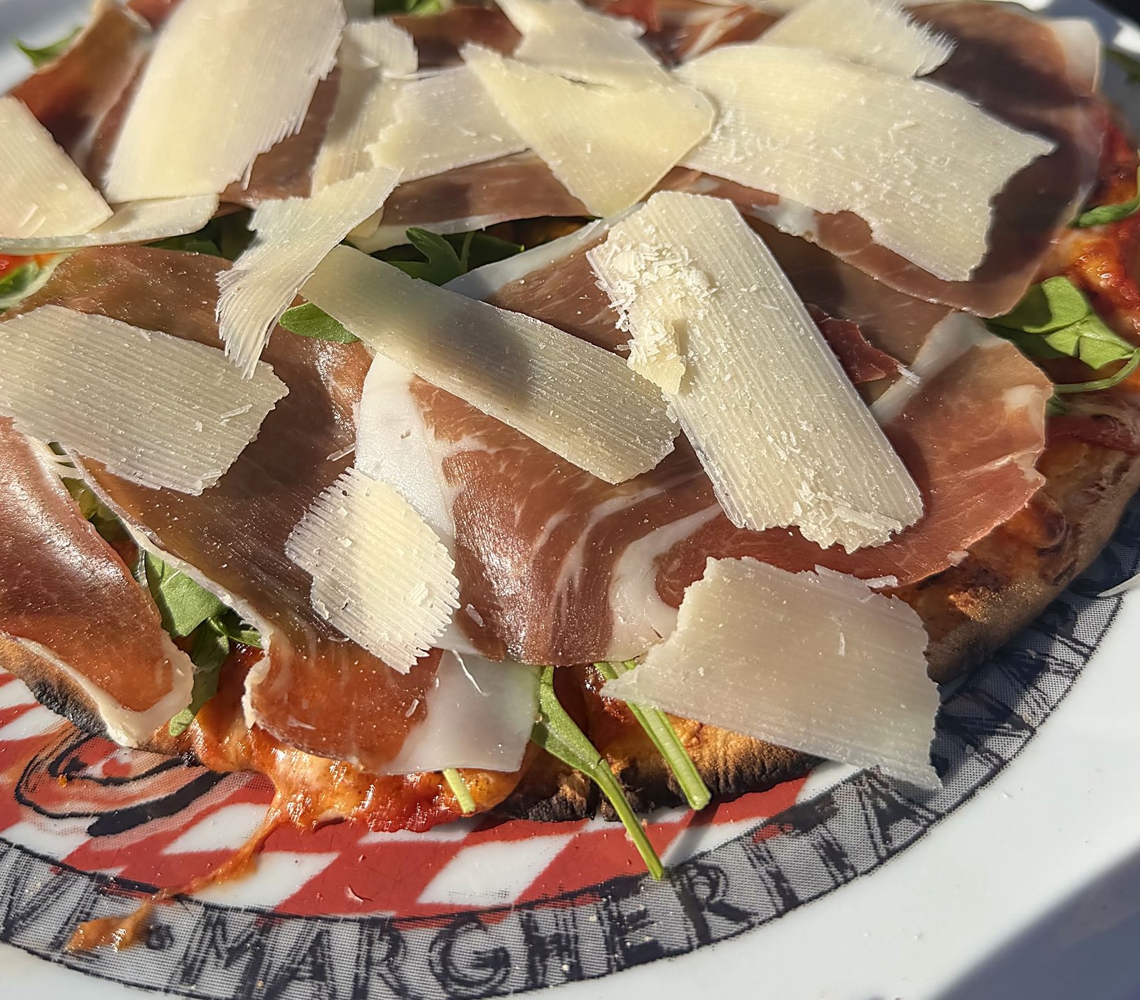 Pizza mit Parmaschinken und Parmesan